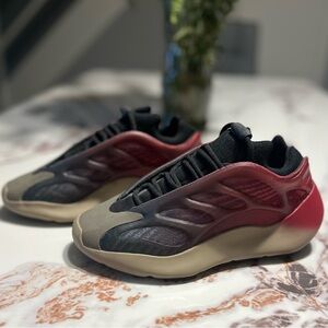 Adidas Yeezy 700 v3 Sz 5 GS Fade Carbon